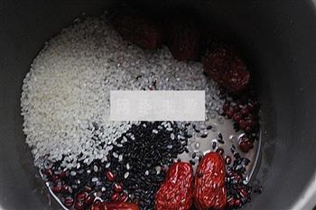 红豆红枣枸杞黑米粥的做法步骤2