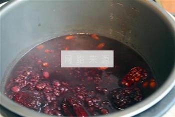 红豆红枣枸杞黑米粥的做法图解5