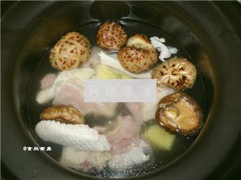 花菇炖鸡的做法步骤4