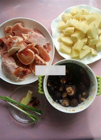 香菇土豆烧鸡腿的做法步骤1
