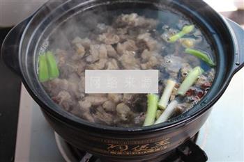冬季养生牛肉汤的做法步骤5