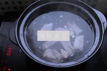 香菇山药排骨养生汤的做法步骤5