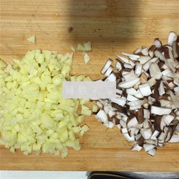 土豆香菇猪油焖饭的做法图解1