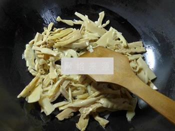 黑木耳油豆腐烧水笋的做法图解3