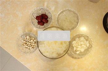 银耳莲子皂角米的做法步骤1