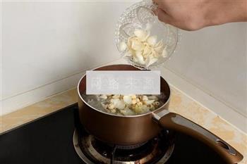 银耳莲子皂角米的做法步骤5