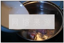 腔骨莲藕汤的做法步骤2