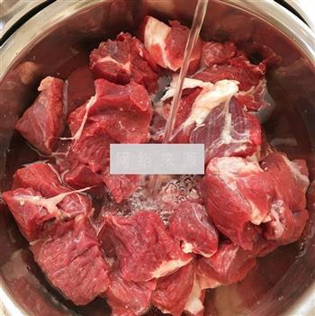 牛肉炖粉条的做法图解1