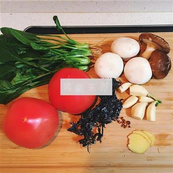 西红柿面条汤的做法步骤1