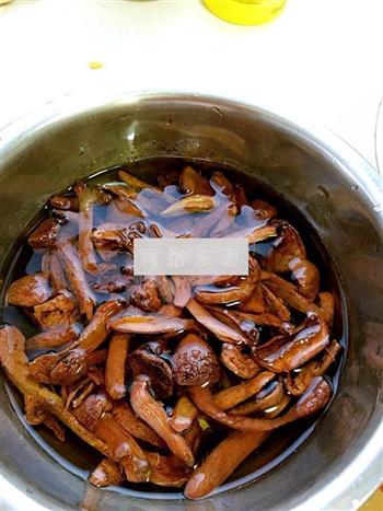 红松菇板栗炖小鸡汤的做法图解2