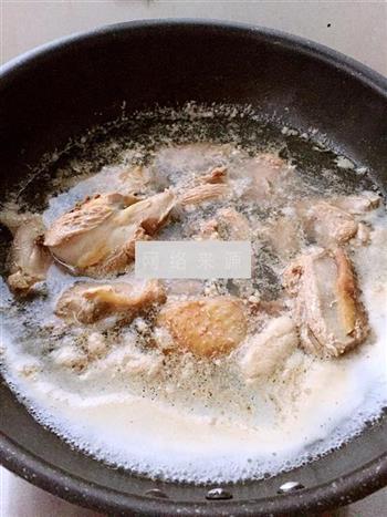 红松菇板栗炖小鸡汤的做法图解3