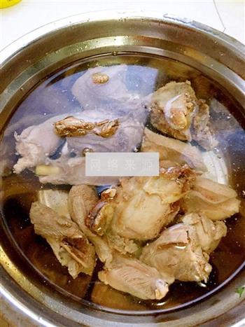 红松菇板栗炖小鸡汤的做法图解4