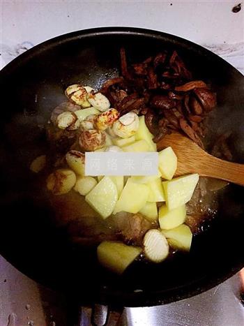 红松菇板栗炖小鸡汤的做法图解6