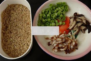 腊肉香菇炒糙米饭的做法步骤1