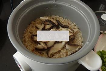 腊肉香菇炒糙米饭的做法图解4