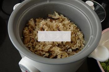 腊肉香菇炒糙米饭的做法图解5