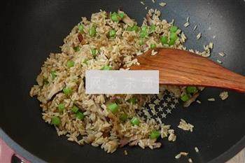 腊肉香菇炒糙米饭的做法图解8