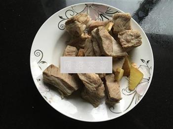 茶树菇土豆排骨煲的做法图解1