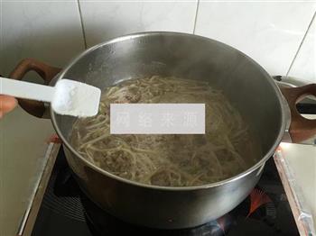 金针菇肥牛汤的做法步骤6