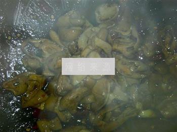 干锅肥肠的做法步骤3