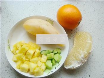菠萝盅水果沙拉的做法图解1