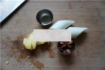 猪蹄黄豆莲藕山药煲的做法步骤2
