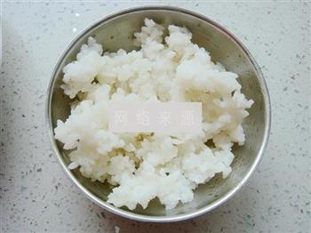 五彩炒米饭的做法图解1