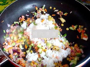 五彩炒米饭的做法步骤6