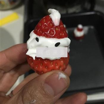 草莓圣诞老人的做法步骤5