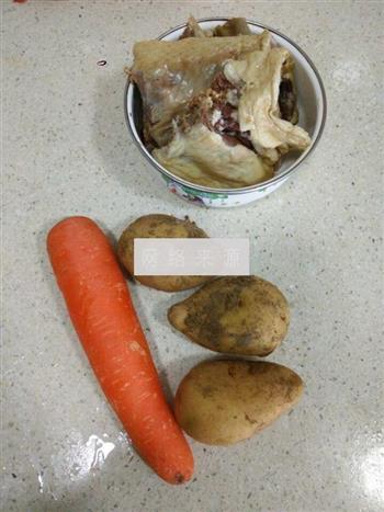 胡萝卜土豆炖腊鸭的做法步骤1