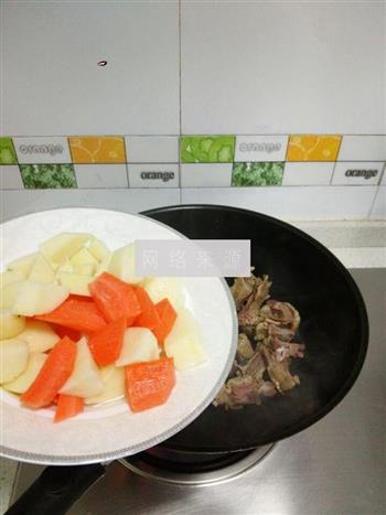 胡萝卜土豆炖腊鸭的做法步骤4