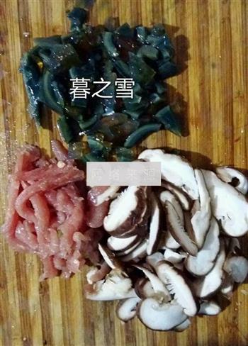 香菇皮蛋瘦肉粥的做法图解1