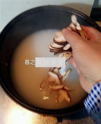 香菇皮蛋瘦肉粥的做法图解3