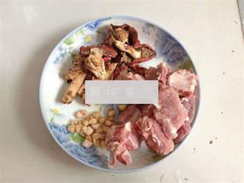 红菇瑶柱排骨汤的做法步骤1