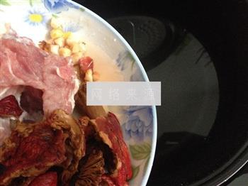 红菇瑶柱排骨汤的做法步骤3