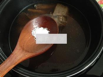 红菇瑶柱排骨汤的做法图解5