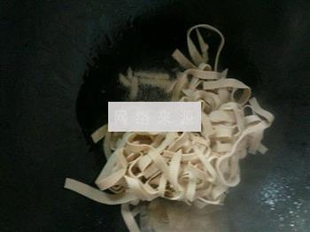 青椒豆腐皮的做法步骤7