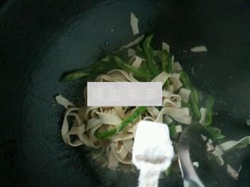 青椒豆腐皮的做法步骤8