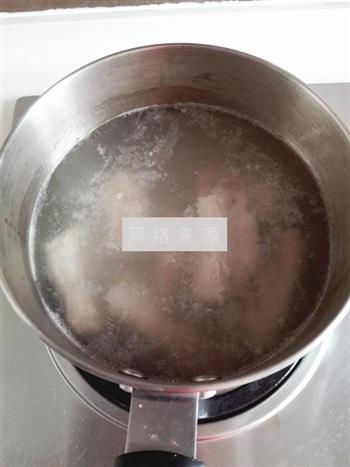 莲藕排骨汤的做法步骤3