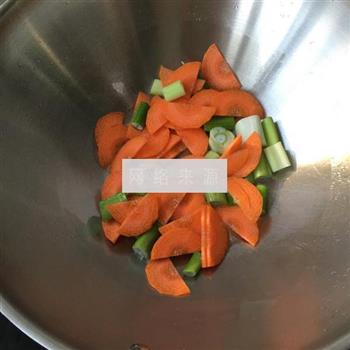 胡萝卜炒黑木耳的做法步骤2