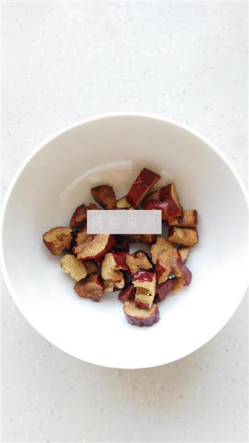 红枣枸杞小米糊的做法图解1