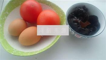 西红柿木耳炒鸡蛋的做法图解1