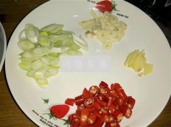 辣炒青椒肥肠的做法步骤1