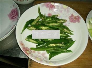 辣炒青椒肥肠的做法步骤2