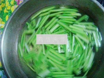 芹菜花生米的做法步骤2
