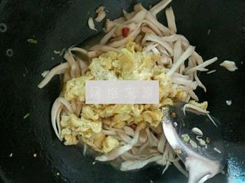 杏鲍菇炒鸡蛋的做法步骤10