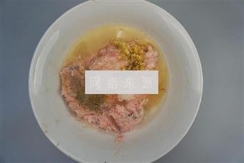 鲜虾韭菜大饺子的做法图解4