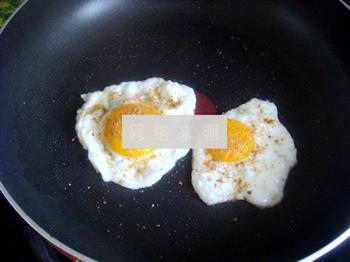 煎鸡蛋的做法步骤2