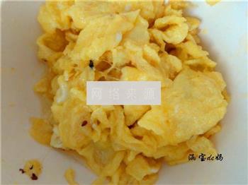 鸡蛋炒蒜黄的做法图解5