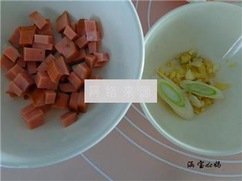 香肠菠萝炒饭的做法步骤4